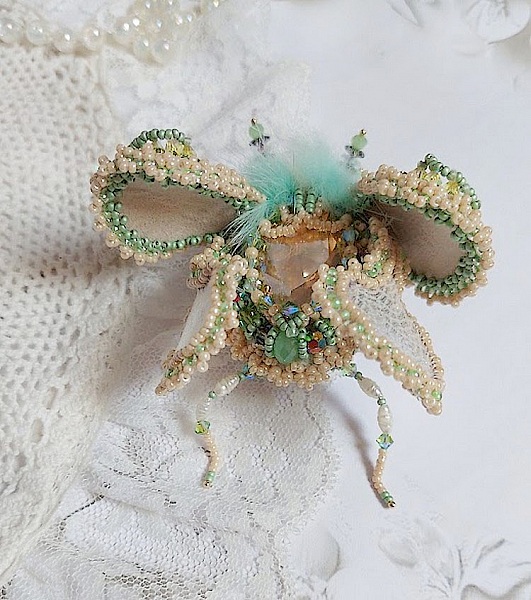 Broche insecte brodée de perles, sequins et cristaux Swarovski.