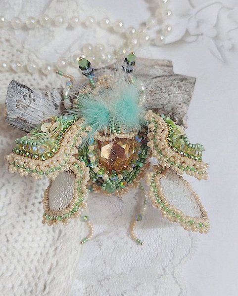 Broche insecte brodée de perles, sequins et cristaux Swarovski.