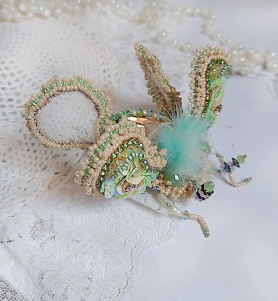 Broche artisanale Mouchon brodée de perles, sequins et cristaux.