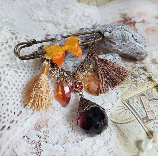 Broche M&eacute;line des Bois &eacute;pingle cr&eacute;&eacute;e avec rondes strass, pompons, gouttes verre, cha&icirc;ne et boule de boh&egrave;me en verre