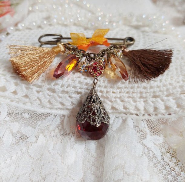 Broche M&eacute;line des Bois &eacute;pingle cr&eacute;&eacute;e avec rondes strass, pompons, gouttes verre, cha&icirc;ne et boule de boh&egrave;me en verre