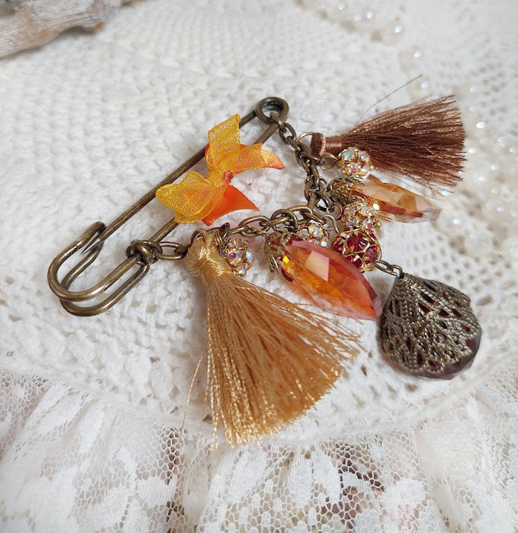 Broche M&eacute;line des Bois &eacute;pingle cr&eacute;&eacute;e avec rondes strass, pompons, gouttes verre, cha&icirc;ne et boule de boh&egrave;me en verre