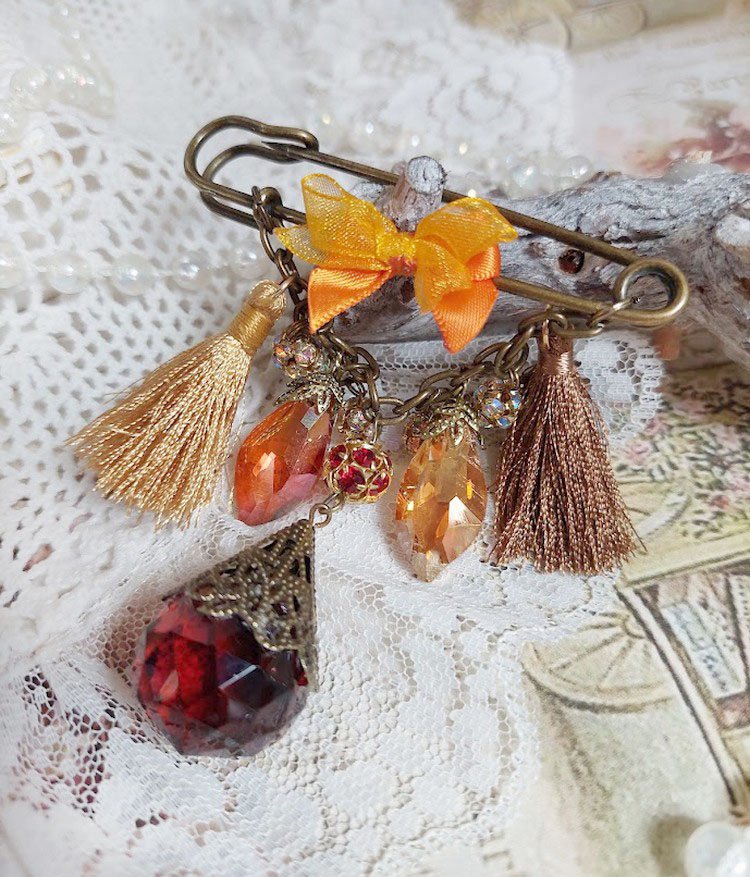 Broche M&eacute;line des Bois &eacute;pingle cr&eacute;&eacute;e avec rondes strass, pompons, gouttes verre, cha&icirc;ne et boule de boh&egrave;me en verre