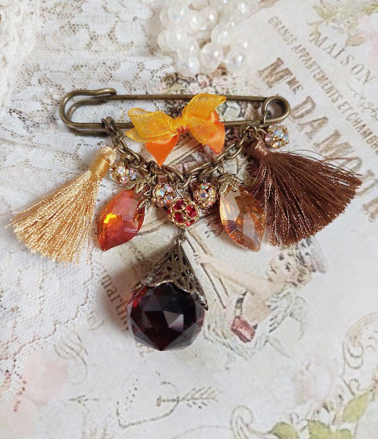 Broche M&eacute;line des Bois &eacute;pingle cr&eacute;&eacute;e avec rondes strass, pompons, gouttes verre, cha&icirc;ne et boule de boh&egrave;me en verre