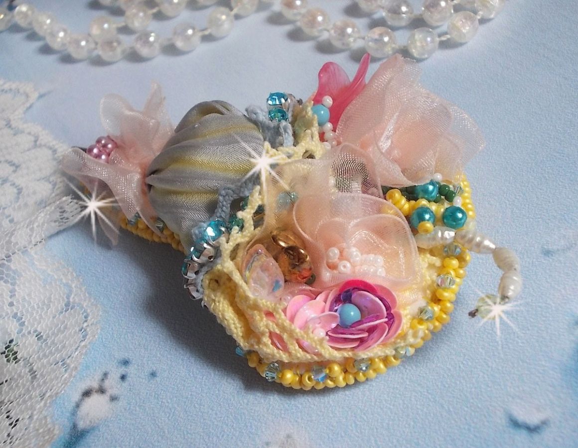 Flower Umbrella Brooch broderad med grå/gula sidenband, Swarovski-kristaller, Lucite-blommor, pärlemorspärlor, spets och fröpärlor.