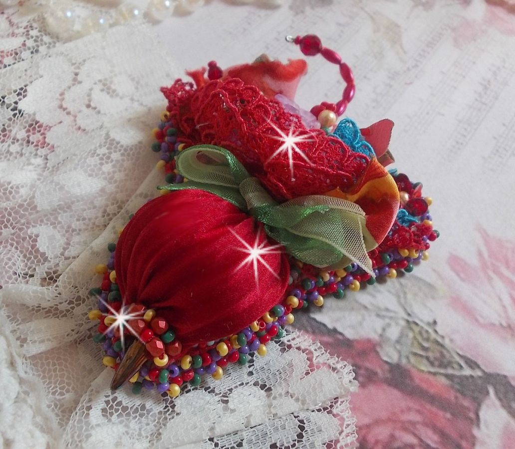 Ruby Umbrella Brooch broderad med rött sidenband, Swarovski-kristaller, Lucite-blommor, bohemiska glaspärlor och fröpärlor.