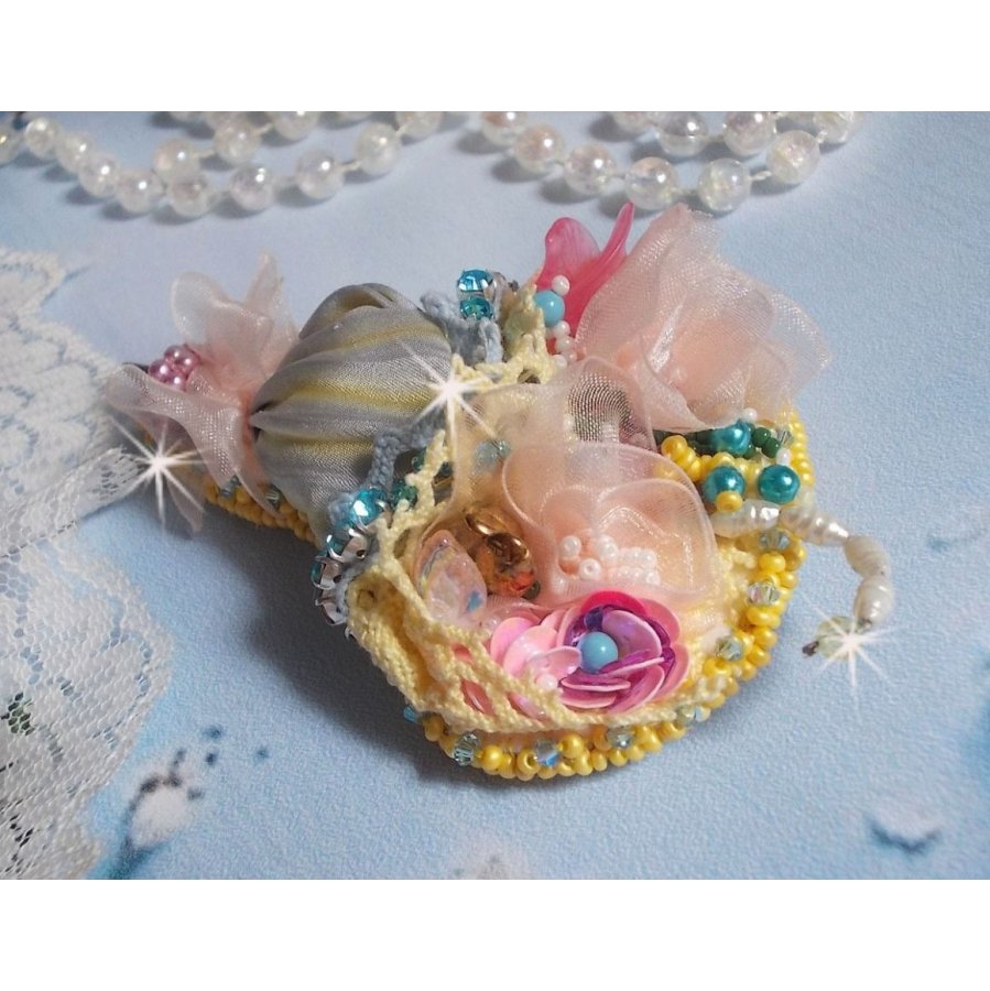 Flower Umbrella Brooch broderad med grå/gula sidenband, Swarovski-kristaller, Lucite-blommor, pärlemorspärlor, spets och fröpärlor.