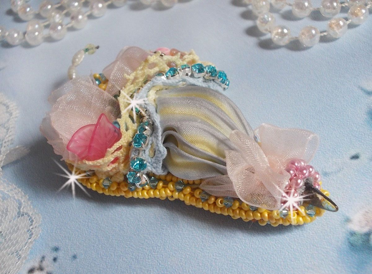 Flower Umbrella Brooch broderad med grå/gula sidenband, Swarovski-kristaller, Lucite-blommor, pärlemorspärlor, spets och fröpärlor.