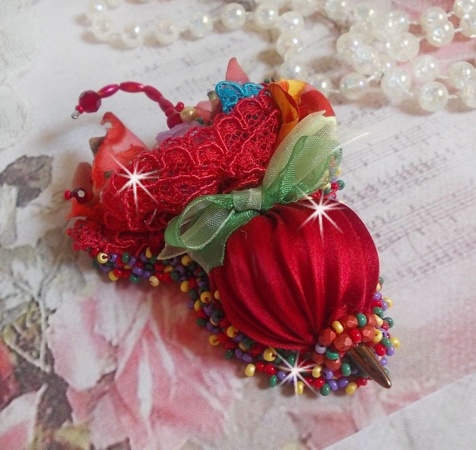 Ruby Umbrella Brooch broderad med rött sidenband, Swarovski-kristaller, Lucite-blommor, bohemiska glaspärlor och fröpärlor.