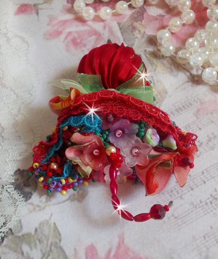 Ruby Umbrella Brooch broderad med rött sidenband, Swarovski-kristaller, Lucite-blommor, bohemiska glaspärlor och fröpärlor.