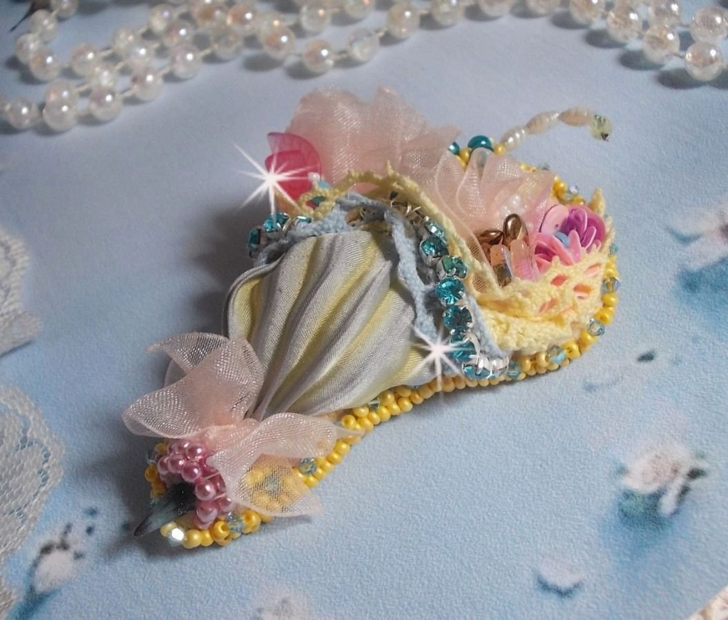 Flower Umbrella Brooch broderad med grå/gula sidenband, Swarovski-kristaller, Lucite-blommor, pärlemorspärlor, spets och fröpärlor.