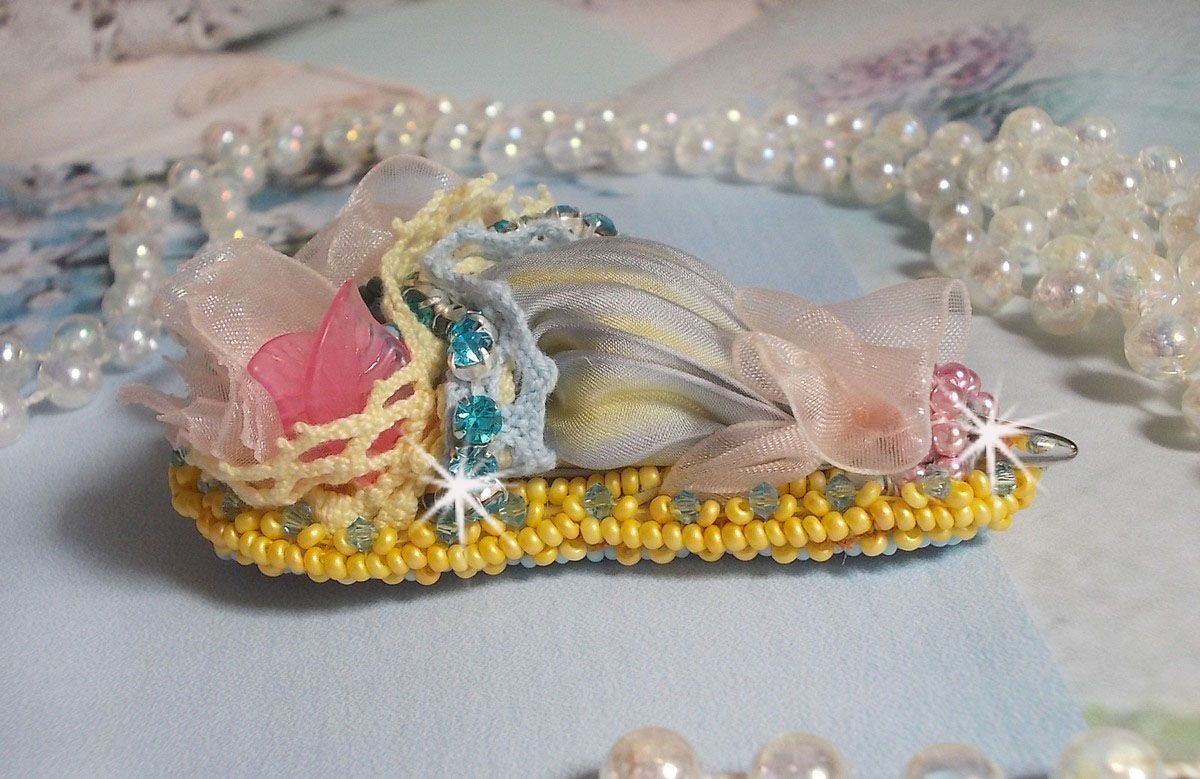 Flower Umbrella Brooch broderad med grå/gula sidenband, Swarovski-kristaller, Lucite-blommor, pärlemorspärlor, spets och fröpärlor.
