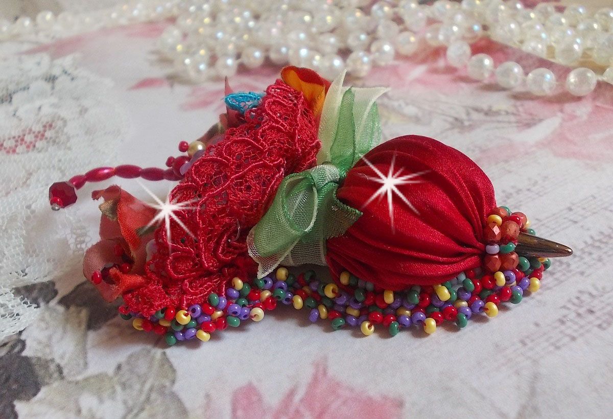 Ruby Umbrella Brooch broderad med rött sidenband, Swarovski-kristaller, Lucite-blommor, bohemiska glaspärlor och fröpärlor.