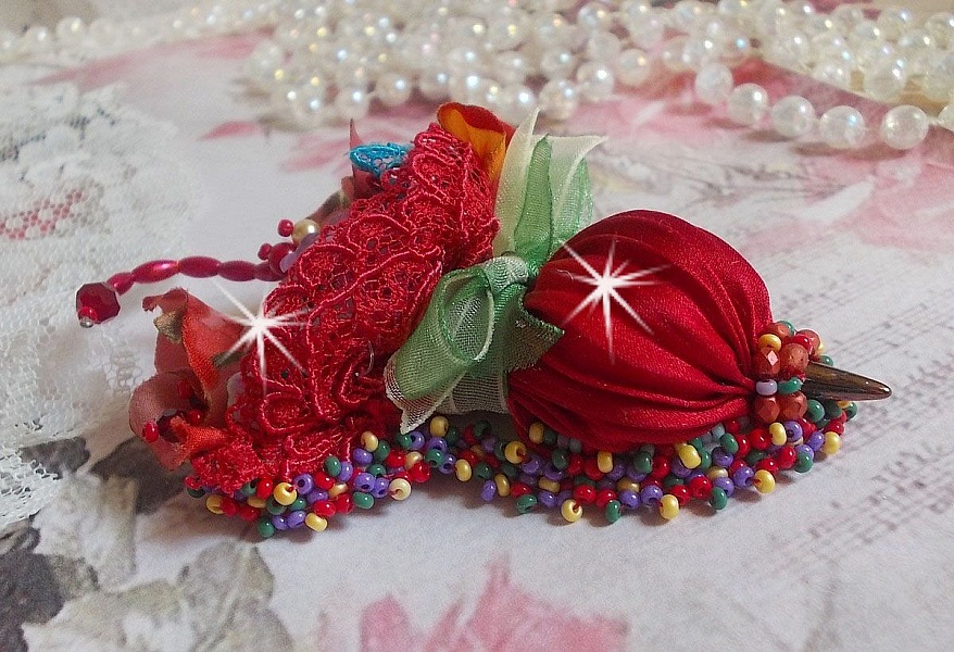 Ruby Umbrella Brooch broderad med r&ouml;tt sidenband, Swarovski-kristaller, Lucite-blommor, bohemiska glasp&auml;rlor och fr&ouml;p&auml;rlor.