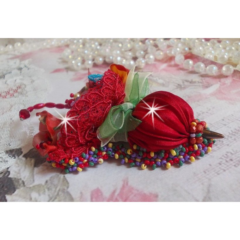 Ruby Umbrella Brooch broderad med rött sidenband, Swarovski-kristaller, Lucite-blommor, bohemiska glaspärlor och fröpärlor.
