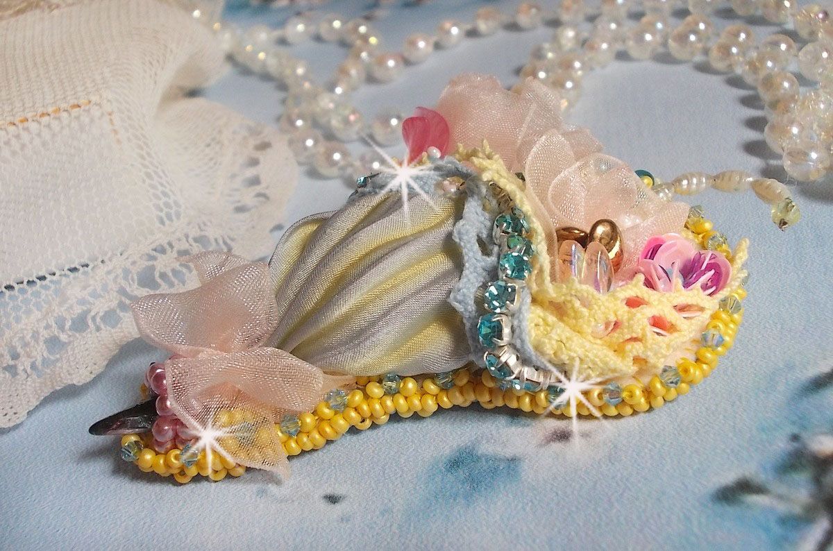 Flower Umbrella Brooch broderad med grå/gula sidenband, Swarovski-kristaller, Lucite-blommor, pärlemorspärlor, spets och fröpärlor.