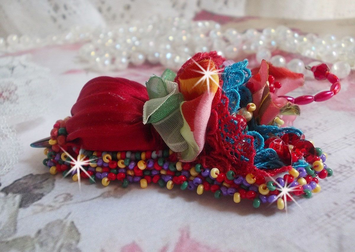 Ruby Umbrella Brooch broderad med rött sidenband, Swarovski-kristaller, Lucite-blommor, bohemiska glaspärlor och fröpärlor.