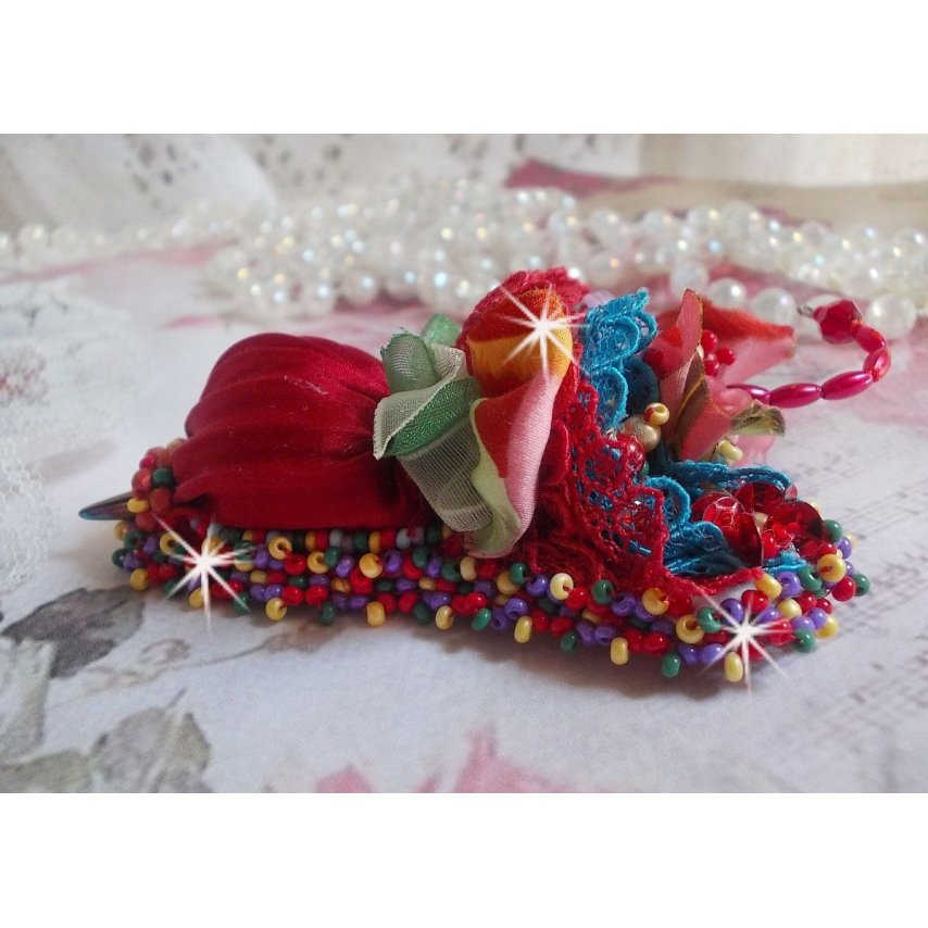 Ruby Umbrella Brooch broderad med rött sidenband, Swarovski-kristaller, Lucite-blommor, bohemiska glaspärlor och fröpärlor.