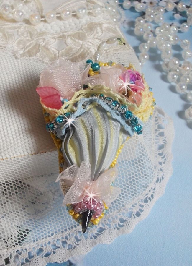 Flower Umbrella Brooch broderad med grå/gula sidenband, Swarovski-kristaller, Lucite-blommor, pärlemorspärlor, spets och fröpärlor.