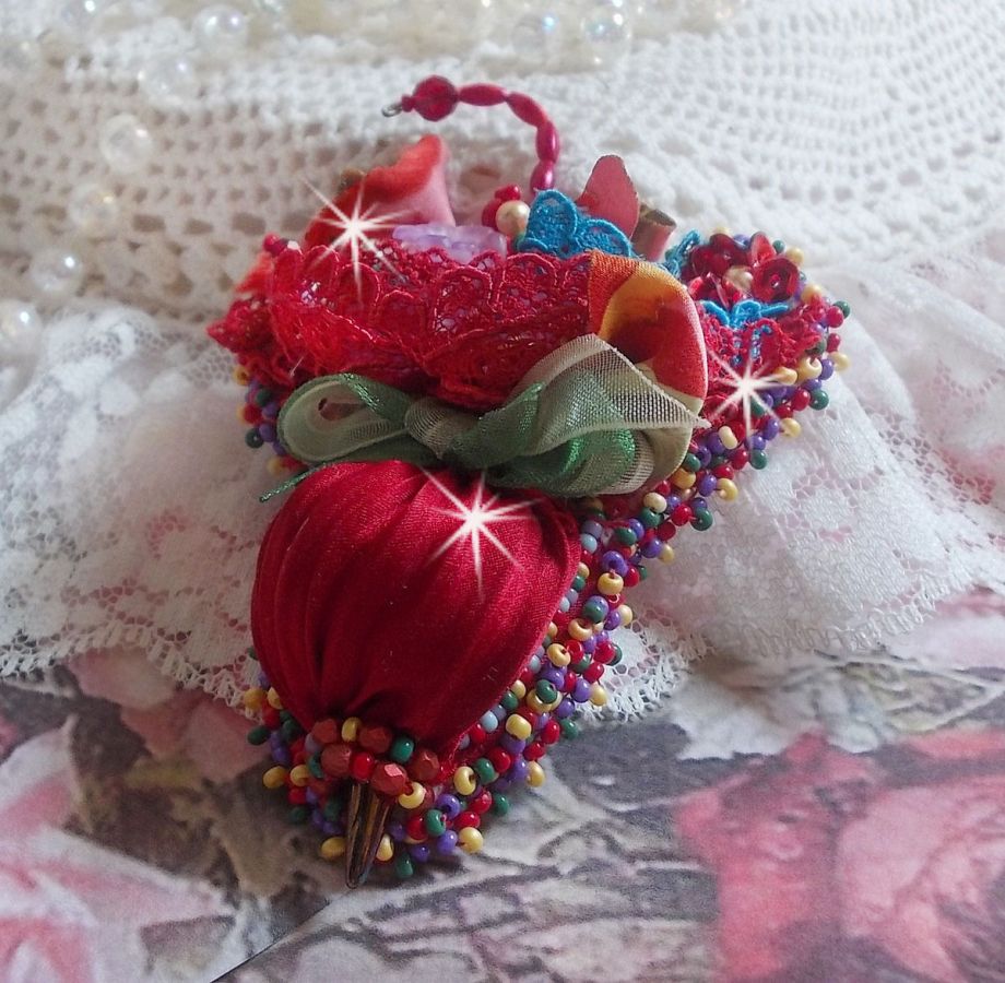 Ruby Umbrella Brooch broderad med rött sidenband, Swarovski-kristaller, Lucite-blommor, bohemiska glaspärlor och fröpärlor.