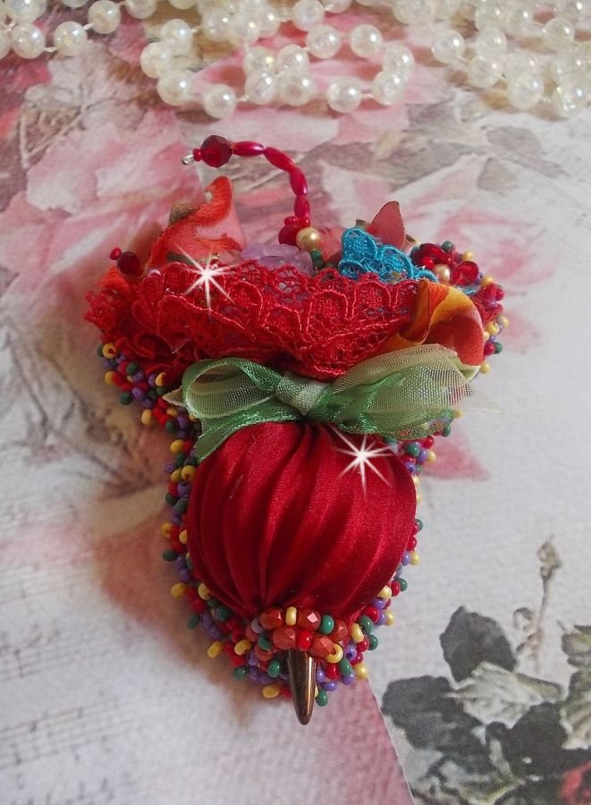 Ruby Umbrella Brooch broderad med rött sidenband, Swarovski-kristaller, Lucite-blommor, bohemiska glaspärlor och fröpärlor.