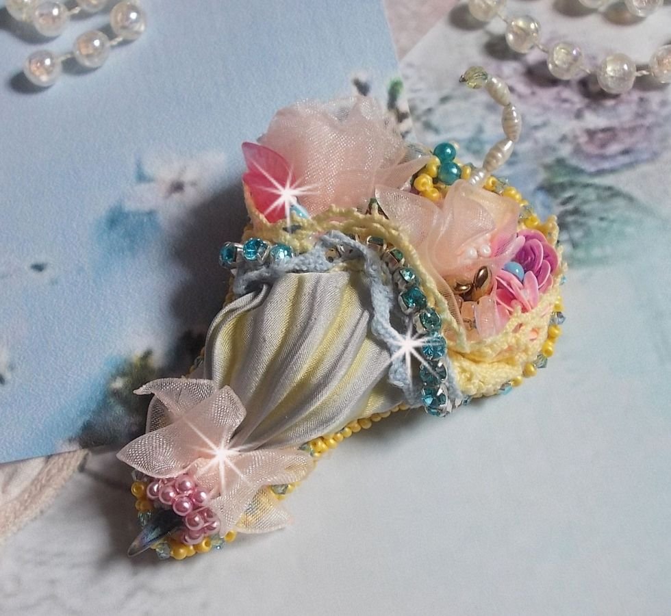 Flower Umbrella Brooch broderad med grå/gula sidenband, Swarovski-kristaller, Lucite-blommor, pärlemorspärlor, spets och fröpärlor.