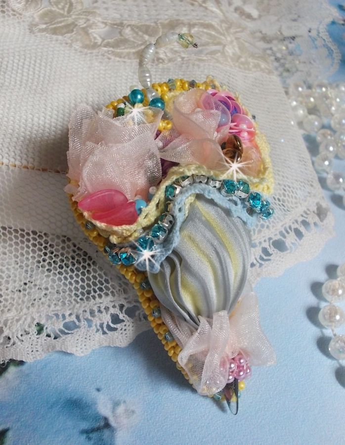 Flower Umbrella Brooch broderad med grå/gula sidenband, Swarovski-kristaller, Lucite-blommor, pärlemorspärlor, spets och fröpärlor.