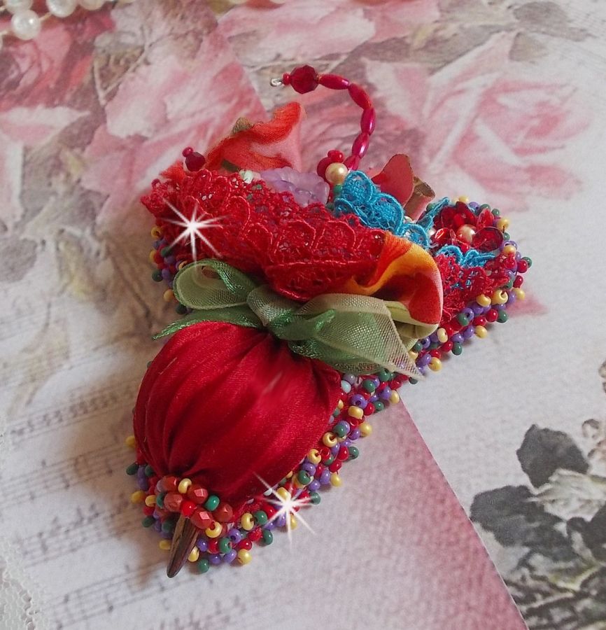 Ruby Umbrella Brooch broderad med rött sidenband, Swarovski-kristaller, Lucite-blommor, bohemiska glaspärlor och fröpärlor.