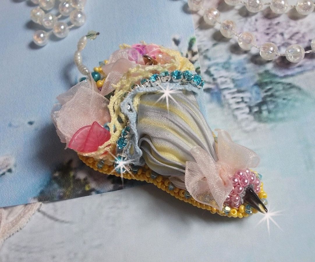 Flower Umbrella Brooch broderad med grå/gula sidenband, Swarovski-kristaller, Lucite-blommor, pärlemorspärlor, spets och fröpärlor.