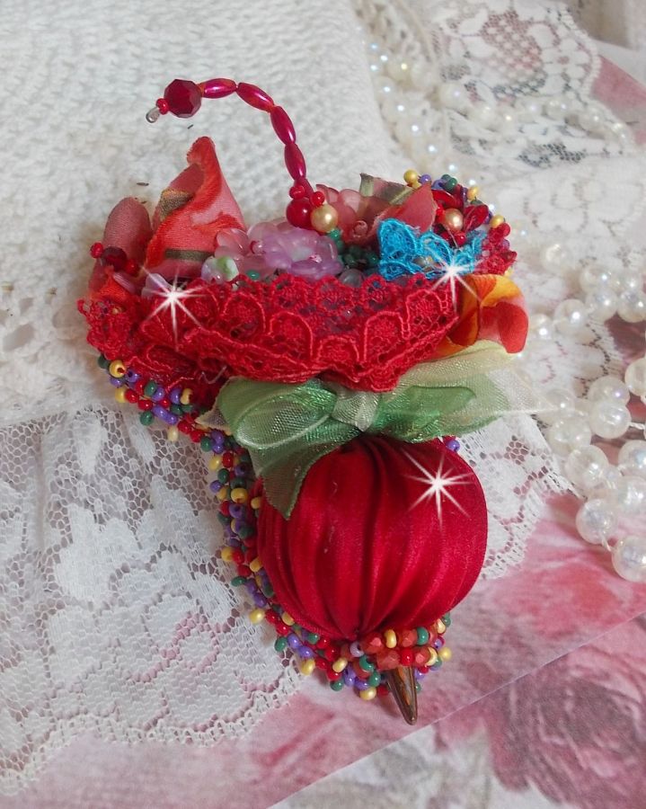 Ruby Umbrella Brooch broderad med rött sidenband, Swarovski-kristaller, Lucite-blommor, bohemiska glaspärlor och fröpärlor.