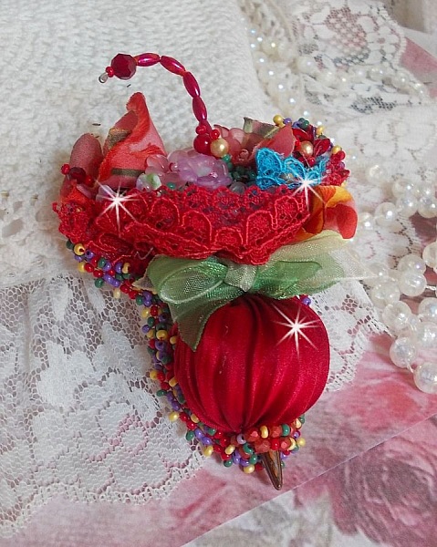 Ruby Umbrella Brooch broderad med r&ouml;tt sidenband, Swarovski-kristaller, Lucite-blommor, bohemiska glasp&auml;rlor och fr&ouml;p&auml;rlor.