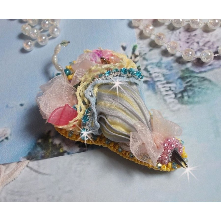 Flower Umbrella Brooch broderad med grå/gula sidenband, Swarovski-kristaller, Lucite-blommor, pärlemorspärlor, spets och fröpärlor.