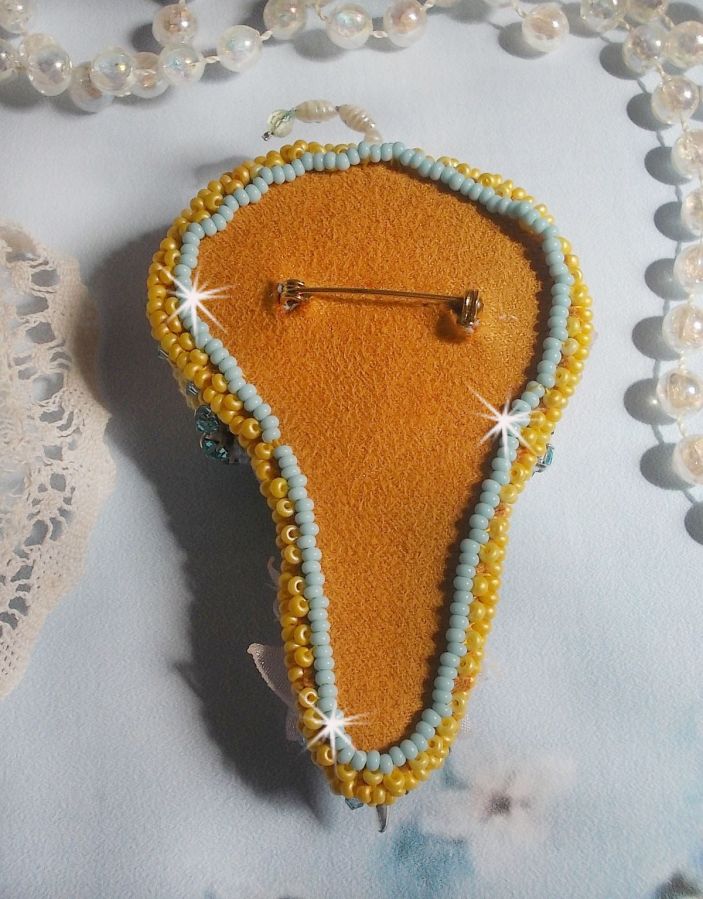 Flower Umbrella Brooch broderad med grå/gula sidenband, Swarovski-kristaller, Lucite-blommor, pärlemorspärlor, spets och fröpärlor.