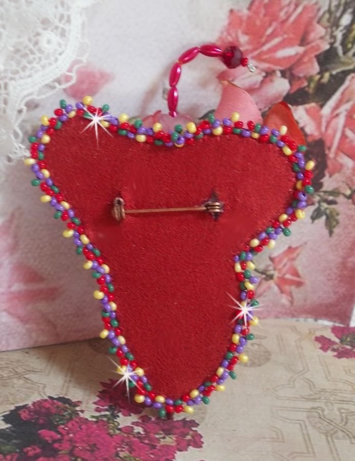 Ruby Umbrella Brooch broderad med rött sidenband, Swarovski-kristaller, Lucite-blommor, bohemiska glaspärlor och fröpärlor.