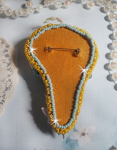 Flower Umbrella Brooch broderad med gr&aring;/gula sidenband, Swarovski-kristaller, Lucite-blommor, p&auml;rlemorsp&auml;rlor, spets och fr&ouml;p&auml;rlor.