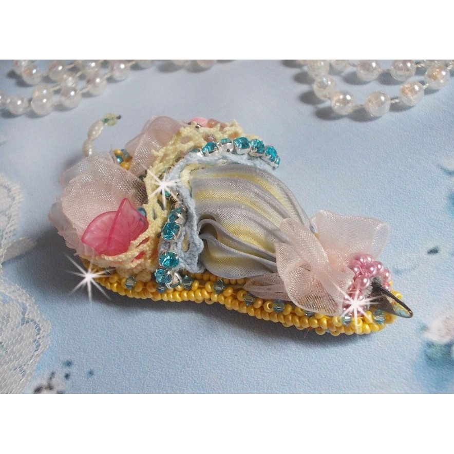 Flower Umbrella Brooch broderad med grå/gula sidenband, Swarovski-kristaller, Lucite-blommor, pärlemorspärlor, spets och fröpärlor.