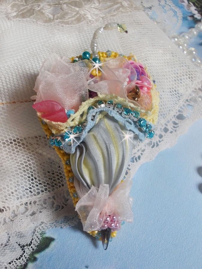 Flower Umbrella Brooch broderad med grå/gula sidenband, Swarovski-kristaller, Lucite-blommor, pärlemorspärlor, spets och fröpärlor.