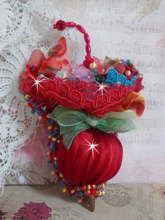Ruby Umbrella Brooch broderad med rött sidenband, Swarovski-kristaller, Lucite-blommor, bohemiska glaspärlor och fröpärlor.