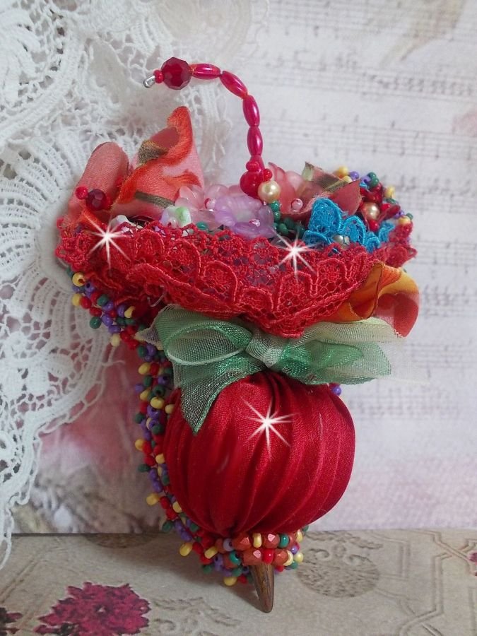 Ruby Umbrella Brooch broderad med rött sidenband, Swarovski-kristaller, Lucite-blommor, bohemiska glaspärlor och fröpärlor.