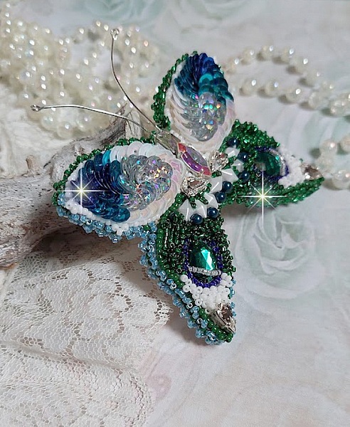 Broche Papillon Clair de Lune Lune brod&eacute;e avec des cristaux, sequins et rocailles