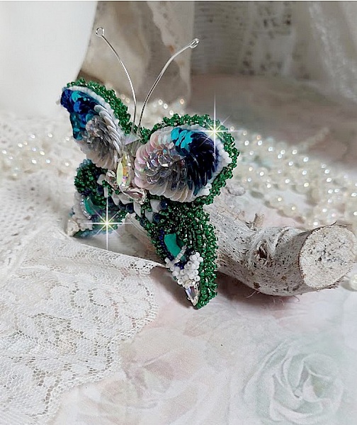 Broche Papillon Clair de Lune Lune brod&eacute;e avec des cristaux, sequins et rocailles