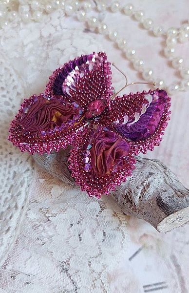 Broche Papillon Violine Fuchsia brod&eacute;e avec ruban de soie, sequins et perles cristal Swarovski