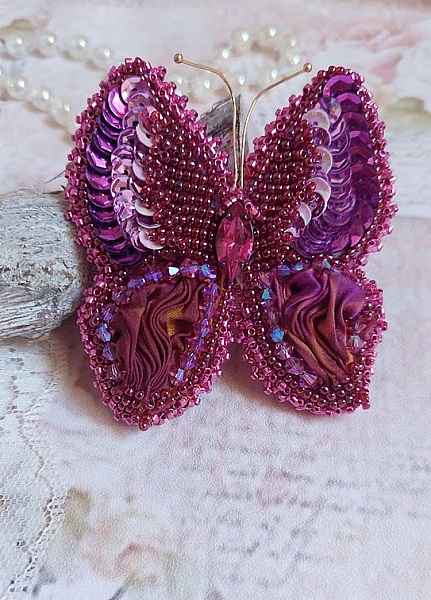 Broche Papillon Violine Fuchsia brod&eacute;e avec ruban de soie, sequins et perles cristal Swarovski