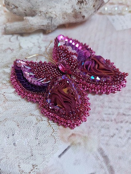 Broche Papillon Violine Fuchsia brod&eacute;e avec ruban de soie, sequins et perles cristal Swarovski