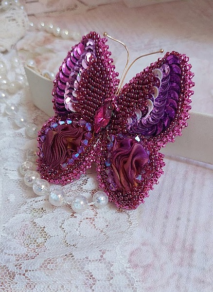 Broche Papillon Violine Fuchsia brod&eacute;e avec ruban de soie, sequins et perles cristal Swarovski