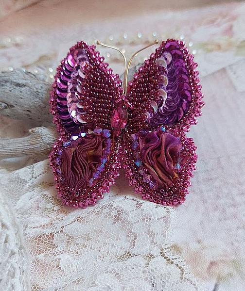 Broche Papillon Violine Fuchsia brod&eacute;e avec ruban de soie, sequins et perles cristal Swarovski