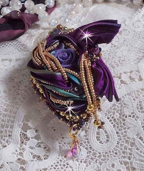 Broche La Passionn&eacute;e de Venise brod&eacute;e avec un ruban de soie Purple, une rose en r&eacute;sine mauve et des rocailles Miyuki