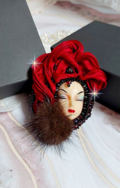 Broche Rouge et Noir brod&eacute;e avec un ruban de soie de couleur Rouge Fonc&eacute; &agrave; laquelle s&rsquo;ajoute des toupies Siam AB , perles rondes facett&eacute;es aplaties Antique Noires et goutte sur un support Dor&eacute;