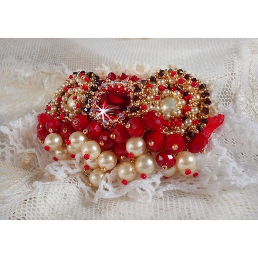 Rubinbrosch broderad med en bohemisk glascabochon från 1960-talet, pärlor, Swarovskikristaller och fröpärlor.