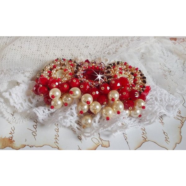 Rubinbrosch broderad med en bohemisk glascabochon från 1960-talet, pärlor, Swarovskikristaller och fröpärlor.